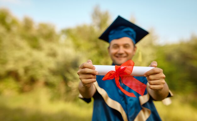 Comprar diploma tecnólogo 1 feche a mao do graduado coloque as maos para cima e comemorando com o certificado nas maos e sentindo tanta felicidade no dia de inicio conceito de sucesso na educacao 114309 2764 1